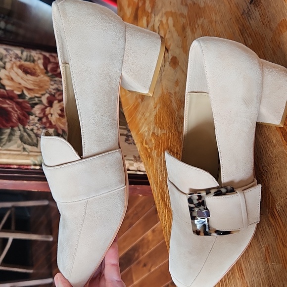 Deltan sz 9 Veronica Suede Tortoise Buckle Flared Block Heel Pumps Cream - Picture 4 of 13